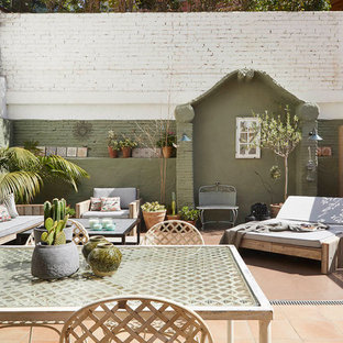 Foto de patio mediterráneo, sin cubierta, en patio, con jardín de macetas y suelo de baldosas
