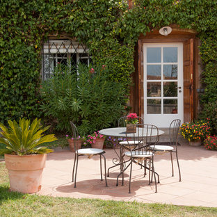 Immagine di un patio o portico mediterraneo con nessuna copertura