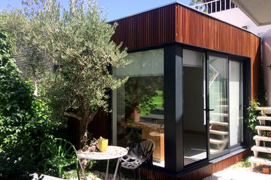 Diseño de patio minimalista de tamaño medio