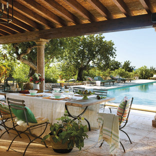 Ejemplo de patio mediterráneo, grande, en patio trasero y anexo de casas, con adoquines de ladrillo