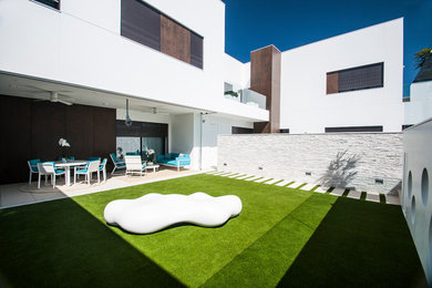 Modelo de patio minimalista grande en patio