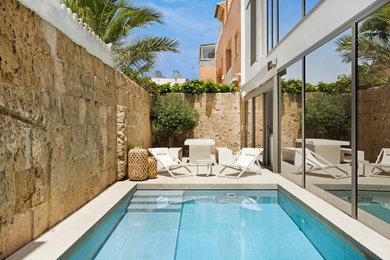Modelo de patio mediterráneo pequeño sin cubierta en patio lateral