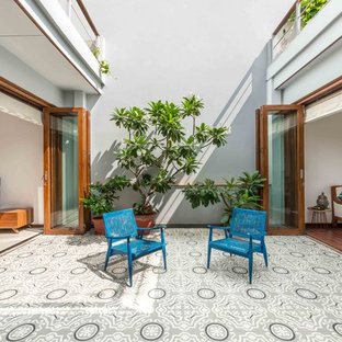Ispirazione per un grande patio o portico etnico in cortile con piastrelle e nessuna copertura