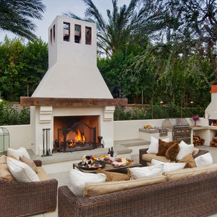 Idee per un grande patio o portico mediterraneo dietro casa con lastre di cemento e nessuna copertura