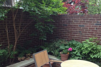 Imagen de patio tradicional grande sin cubierta en patio trasero con jardín de macetas y suelo de baldosas