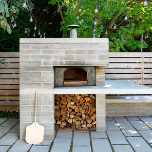 Mittelgroßer, Unbedeckter Moderner Patio hinter dem Haus mit Feuerstelle und Betonplatten in Seattle