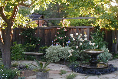 サンフランシスコにある中くらいなトラディショナルスタイルのおしゃれな裏庭のテラス (ファイヤーピット、天然石敷き、日よけなし) の写真