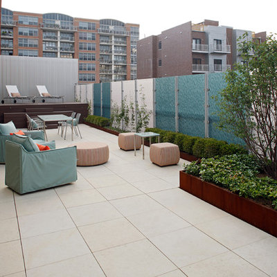 Inspiration for a contemporary patio remodel in Chicago