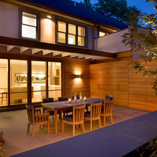 Immagine di un patio o portico contemporaneo di medie dimensioni e dietro casa con pavimentazioni in pietra naturale e una pergola