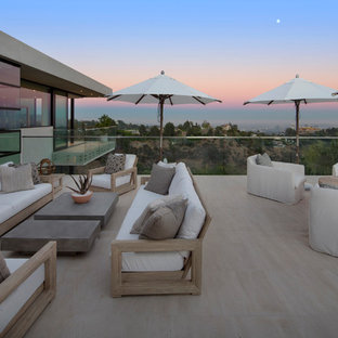 Idee per un ampio patio o portico contemporaneo dietro casa con piastrelle e nessuna copertura