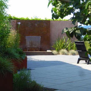 Immagine di un patio o portico minimal con fontane