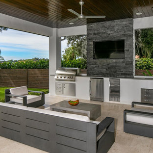 Modelo de patio moderno, en patio trasero y anexo de casas, con cocina exterior y adoquines de piedra natural