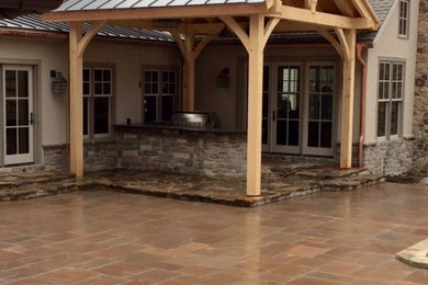 Imagen de patio tradicional grande en patio trasero con cocina exterior, adoquines de piedra natural y pérgola