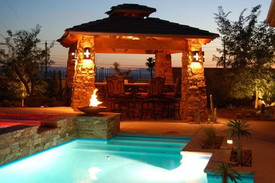Modelo de patio mediterráneo de tamaño medio en patio trasero con cocina exterior, losas de hormigón y cenador