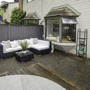 Ispirazione per un patio o portico design di medie dimensioni e dietro casa con graniglia di granito e nessuna copertura