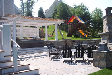 Modelo de patio tradicional renovado grande en patio trasero con suelo de baldosas y pérgola