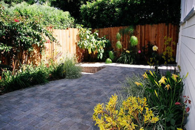 Small traditional front patio in Los Angeles with concrete paving.