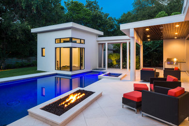 Inspiration for a contemporary patio remodel in Tampa