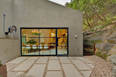 Ispirazione per un patio o portico bohémian dietro casa e di medie dimensioni con nessuna copertura e pavimentazioni in cemento