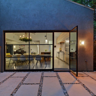 Esempio di un patio o portico bohémian di medie dimensioni e dietro casa con pavimentazioni in cemento e nessuna copertura