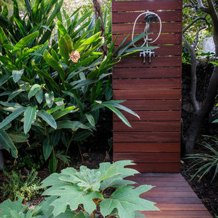 Ispirazione per un patio o portico minimal di medie dimensioni e dietro casa con pedane e nessuna copertura