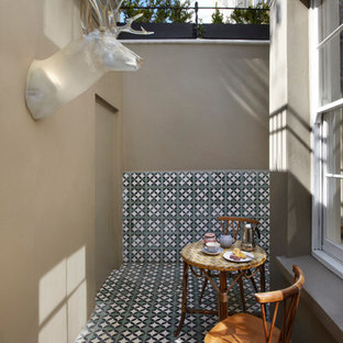 Esempio di un piccolo patio o portico boho chic con piastrelle e nessuna copertura