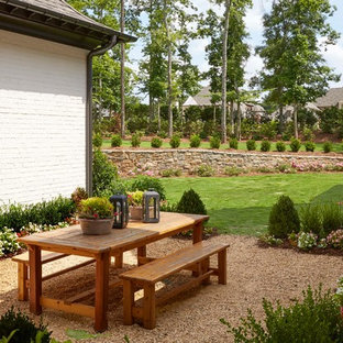 Ispirazione per un patio o portico american style di medie dimensioni e in cortile con nessuna copertura e ghiaia