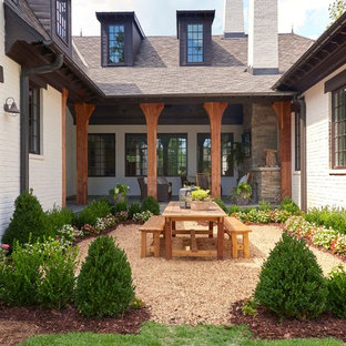 Esempio di un patio o portico american style di medie dimensioni e in cortile con ghiaia e nessuna copertura