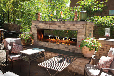 Foto de patio clásico renovado grande sin cubierta en patio trasero con brasero y adoquines de hormigón