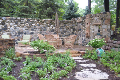 Diseño de patio rural grande sin cubierta en patio delantero con brasero y losas de hormigón