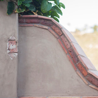 Idee per un patio o portico mediterraneo di medie dimensioni e dietro casa con pavimentazioni in cemento e nessuna copertura