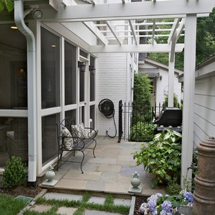 Immagine di un patio o portico classico con una pergola e fontane