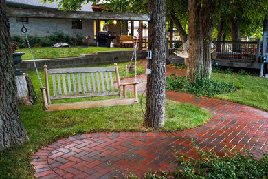 Mittelgroßer, Unbedeckter Patio hinter dem Haus in Oklahoma City