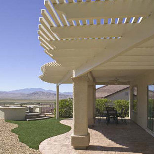 Foto di un patio o portico american style di medie dimensioni e dietro casa con una pergola