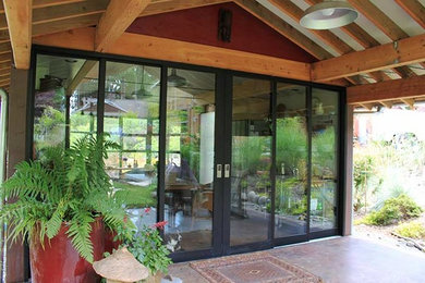 Стильный дизайн: двор среднего размера на заднем дворе в классическом стиле с покрытием из бетонных плит и навесом - последний тренд