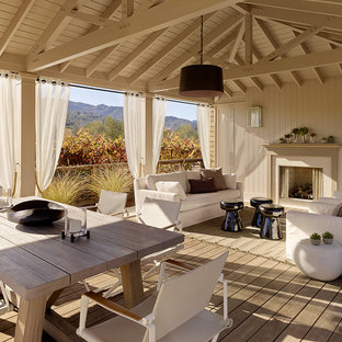 Idee per un patio o portico tradizionale con pedane e un gazebo o capanno
