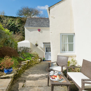Idee per un grande patio o portico country dietro casa con nessuna copertura