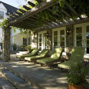 Immagine di un patio o portico tradizionale con una pergola