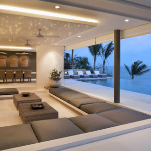 Großer, Gefliester, Überdachter Moderner Patio hinter dem Haus in Sonstige