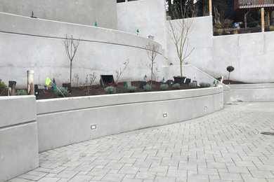 Großer, Unbedeckter Moderner Patio hinter dem Haus mit Betonboden in Vancouver