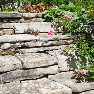Idee per un patio o portico classico di medie dimensioni e dietro casa con ghiaia e nessuna copertura