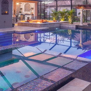 Foto di un patio o portico tradizionale di medie dimensioni e dietro casa con pavimentazioni in pietra naturale e una pergola