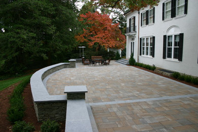 Modelo de patio tradicional de tamaño medio sin cubierta en patio trasero con adoquines de piedra natural