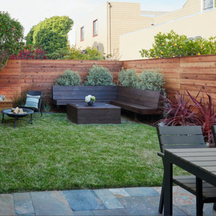 Idee per un patio o portico moderno di medie dimensioni e dietro casa con un focolare, piastrelle e nessuna copertura