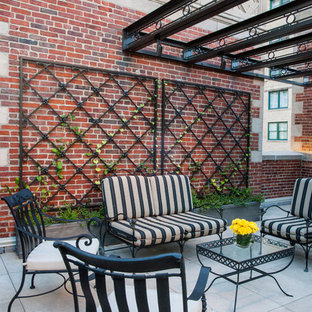 Ispirazione per un patio o portico tradizionale con una pergola
