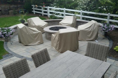 Modelo de patio de estilo americano grande con adoquines de hormigón