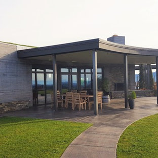 Esempio di un ampio patio o portico industriale in cortile con un gazebo o capanno
