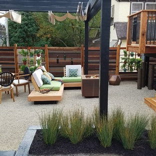 Idee per un piccolo patio o portico moderno dietro casa con graniglia di granito e una pergola