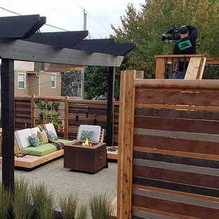 Foto di un piccolo patio o portico minimalista dietro casa con graniglia di granito e una pergola