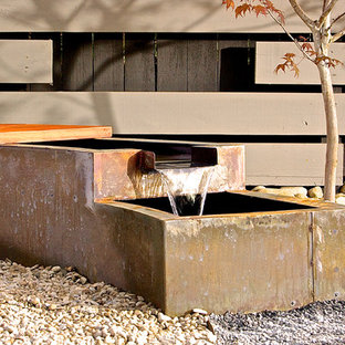 Idee per un patio o portico etnico di medie dimensioni e dietro casa con ghiaia, nessuna copertura e fontane